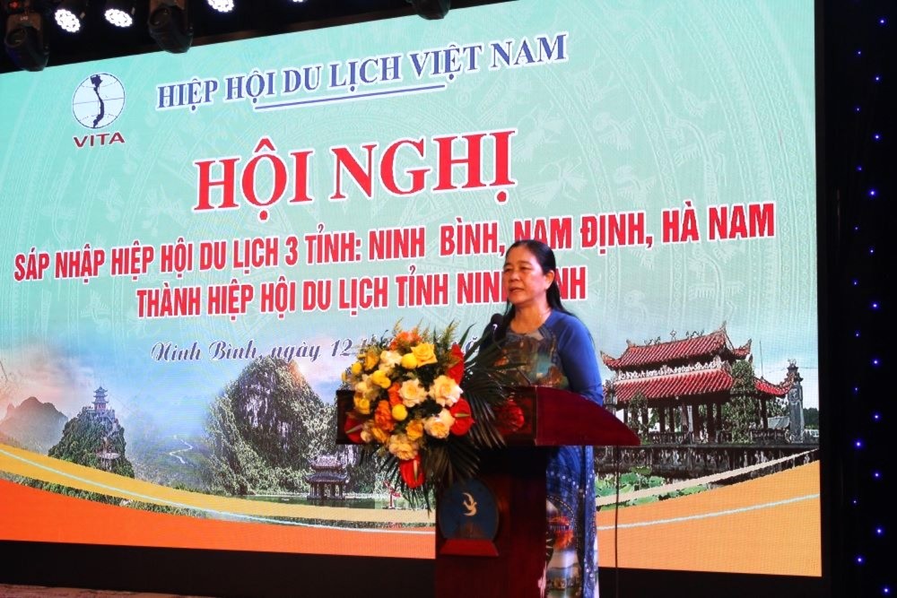 Bà Dương Thị Thanh - Chủ tịch Hiệp hội Du lịch Ninh Bình phát biểu khai mạc hội nghị.