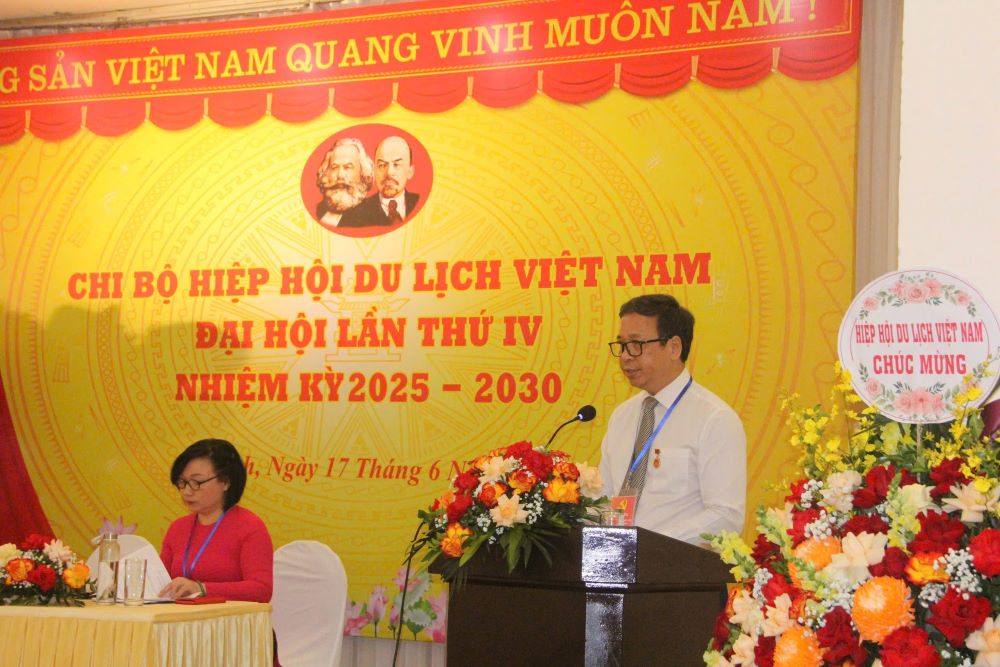 Đồng chí Bùi Văn Dũng, bí thư chi bộ đọc báo cáo chính trị tại Đại hội