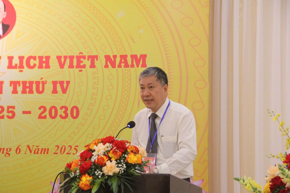 Đảng viên chi bộ tham gia góp ý kiến các văn kiện của Đại hội