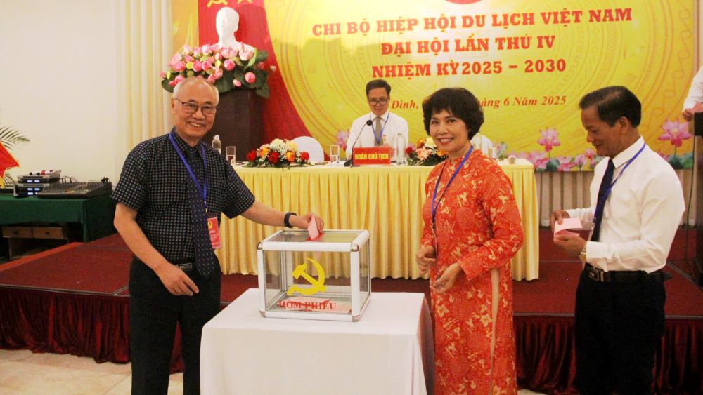 Các đảng viên chi bộ bầu cử nhân sự Chi uỷ nhiệm kỳ mới