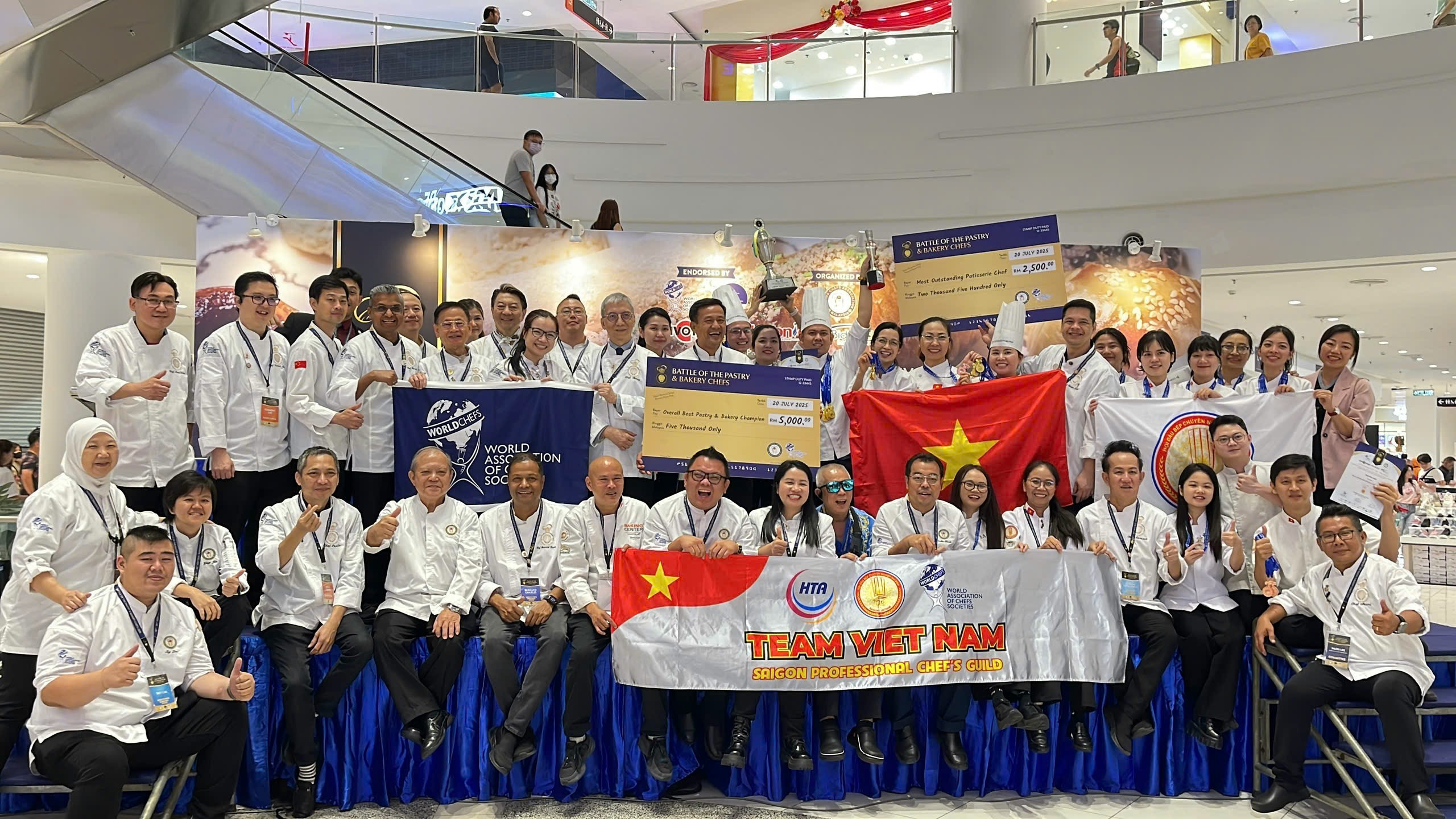 Đoàn đầu bếp Việt Nam giành giải Nhất toàn đoàn tại cuộc thi quốc tế Battle of The Pastry & Bakery 2025 tại Malaysia.
