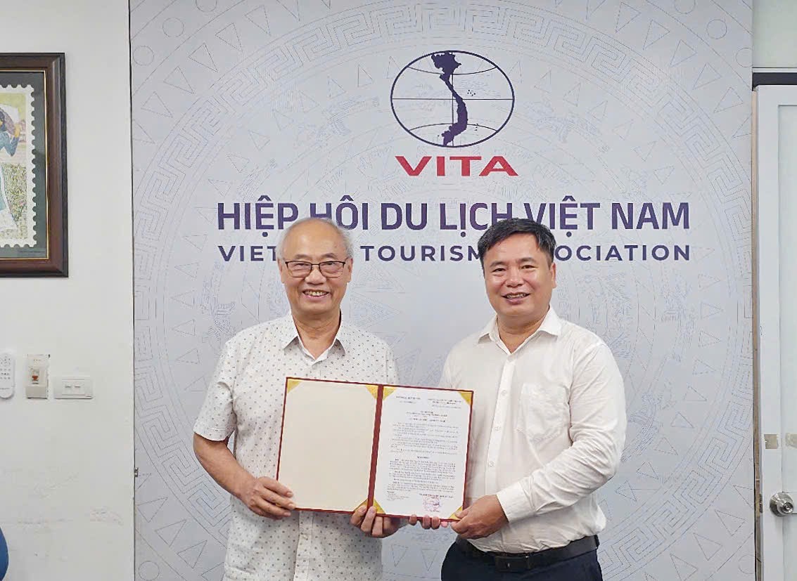 Chủ tịch Hiệp hội Du lịch Việt Nam Vũ Thế Bình trao quyết định bổ nhiệm Viện trưởng Viện Kinh tế Du lịch cho Tiến sĩ Nguyễn Anh Tuấn.
