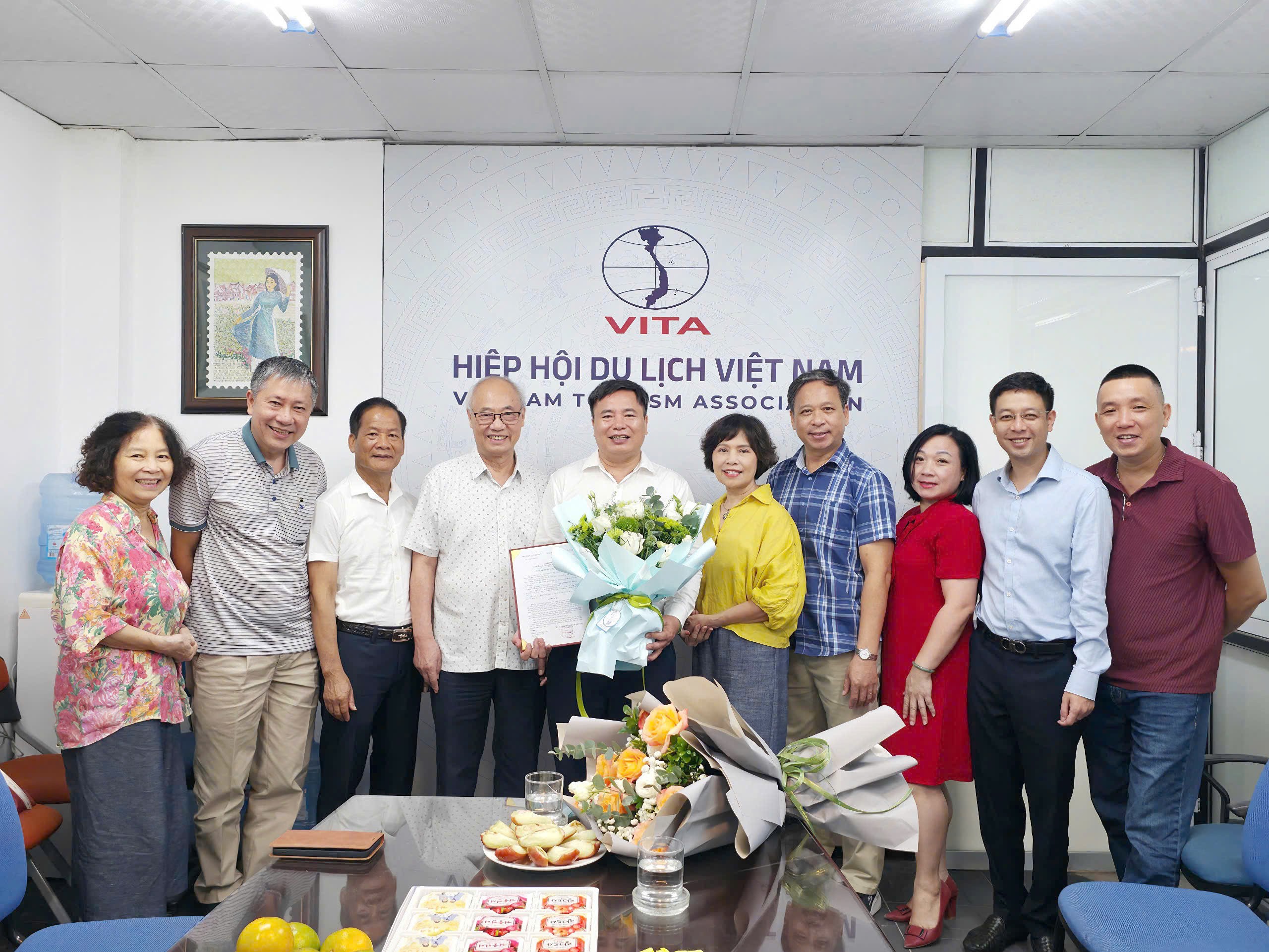 Lãnh đạo Hiệp hội Du lịch Việt Nam và các đơn vị thành viên VITA chúc mừng TS Nguyễn Anh Tuấn – Viện trưởng Viện Kinh tế Du lịch.