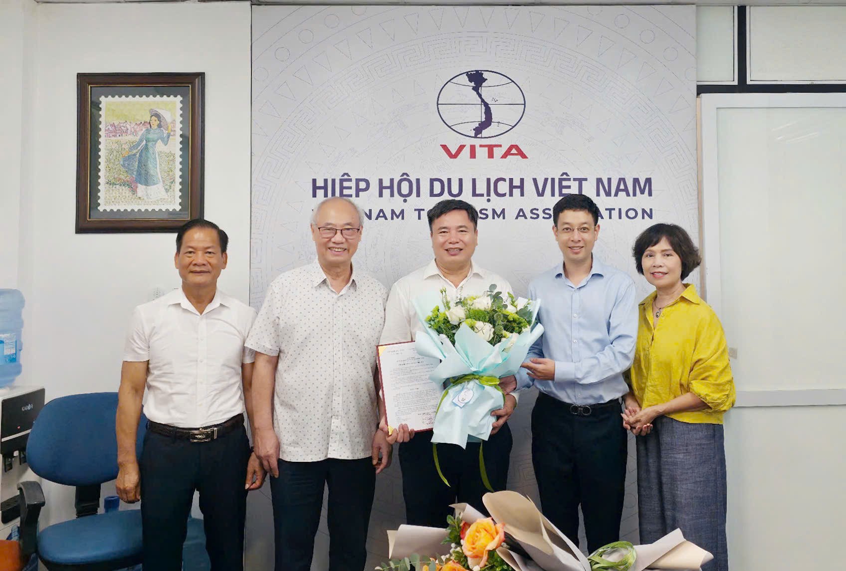 Tổng biên tập Tạp chí Vietnam Travel Th.S Nguyễn Việt Lộc chúc mừng Tân Viện trưởng Viện Kinh tế Du lịch TS Nguyễn Anh Tuấn.