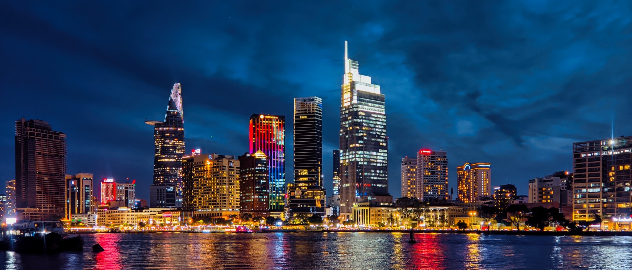 Khung cảnh trung tâm TPHCM về đêm.