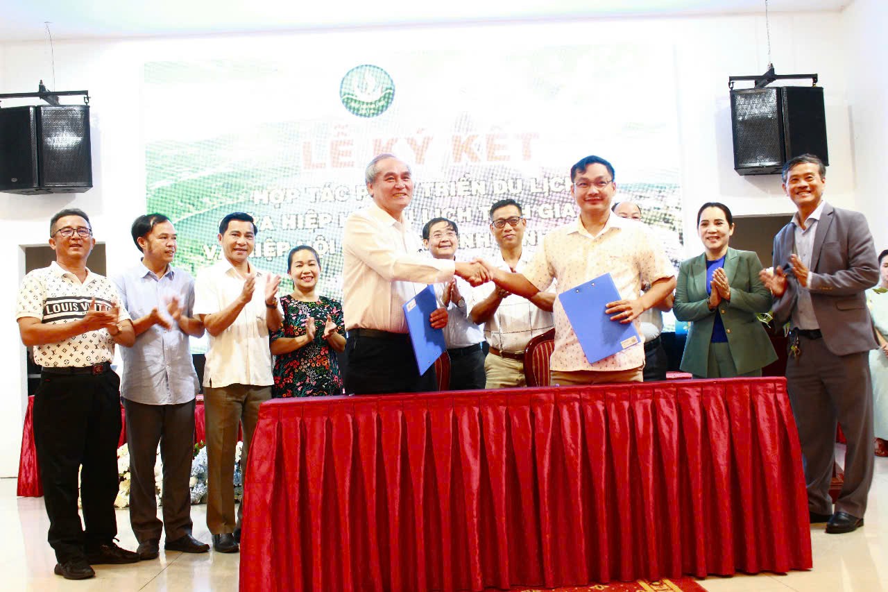 Ông Nguyễn Anh Vũ đại diện Hiệp hội Du lịch tỉnh Ninh Thuận và ông Nguyễn Văn Thành - Chủ tịch Hiệp hội Du lịch tỉnh Gia Lai đại diện cho hai Hiệp hội ký kết phát triển du lịch với nhau.