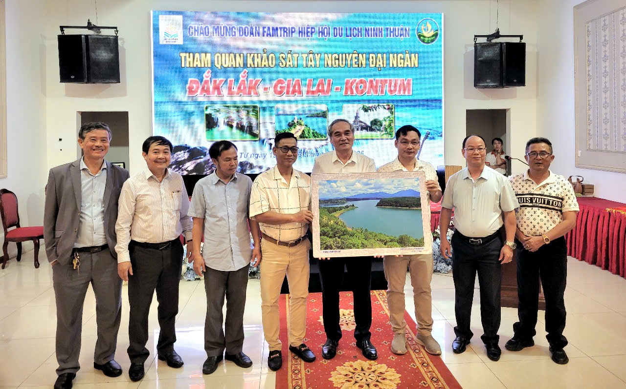 Đại diện lãnh đạo Ban chấp hành hai Hiệp hội trao quà kỷ niệm tại buổi lễ ký kết.