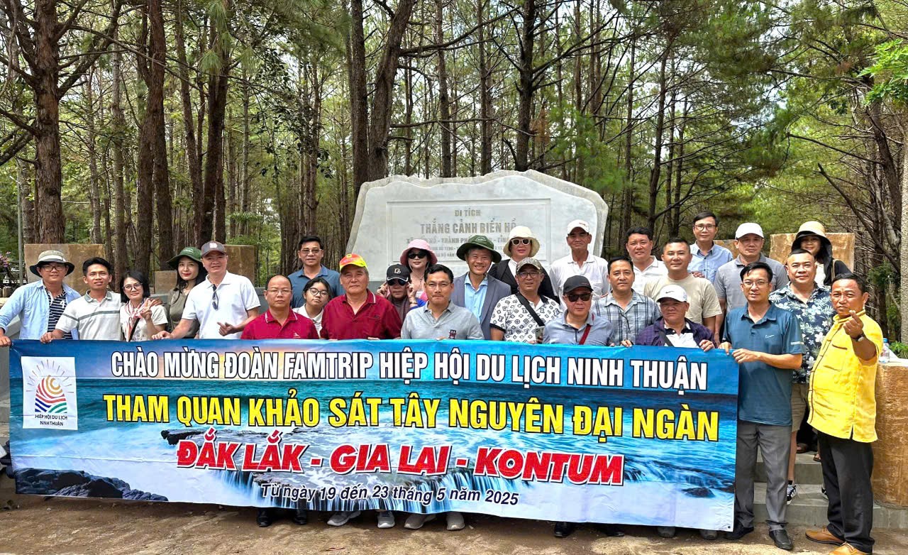 Cùng ngày đoàn Famtrip của Hiệp hội Du lịch tỉnh Ninh Thuận đã đi tham quan và khảo sát tại Biển hồ và Thảo dược Trường Sinh.