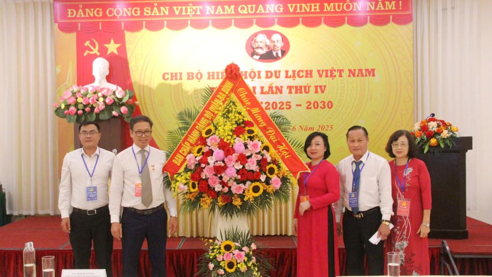 Đại hội nhận lẵng hoa chúc mừng của Quận uỷ Ba Đình