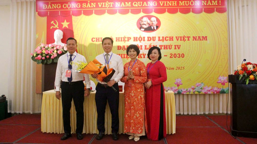 Đại diện lãnh đạo HHDLVN tặng hoa chúc mừng Chi uỷ nhiệm kỳ mới