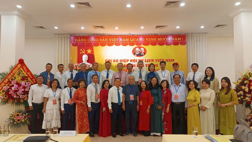 Các đại biểu, khách mời cùng chụp hình lưu niệm