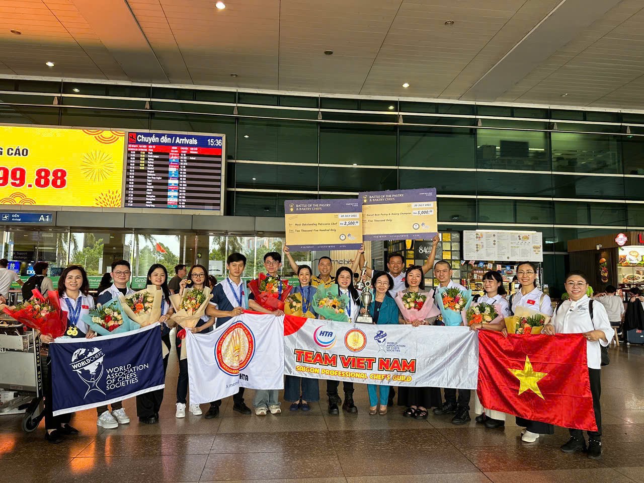 Bà Nguyễn Thị Khánh – Phó Chủ tịch Hiệp hội Du lịch Việt Nam, Chủ tịch Hiệp hội Du lịch TP.HCM – đón đoàn đầu bếp Việt Nam tại sân bay Tân Sơn Nhất sau chiến thắng vang dội tại Malaysia.