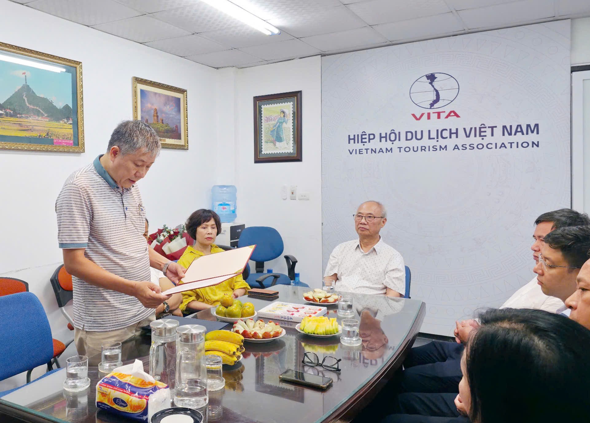 Tổng Thư ký Hiệp hội Du lịch Việt Nam Vũ Quốc Trí công bố quyết định số 42/QĐ-HHDLVN bổ nhiệm Tiến sĩ Nguyễn Anh Tuấn.